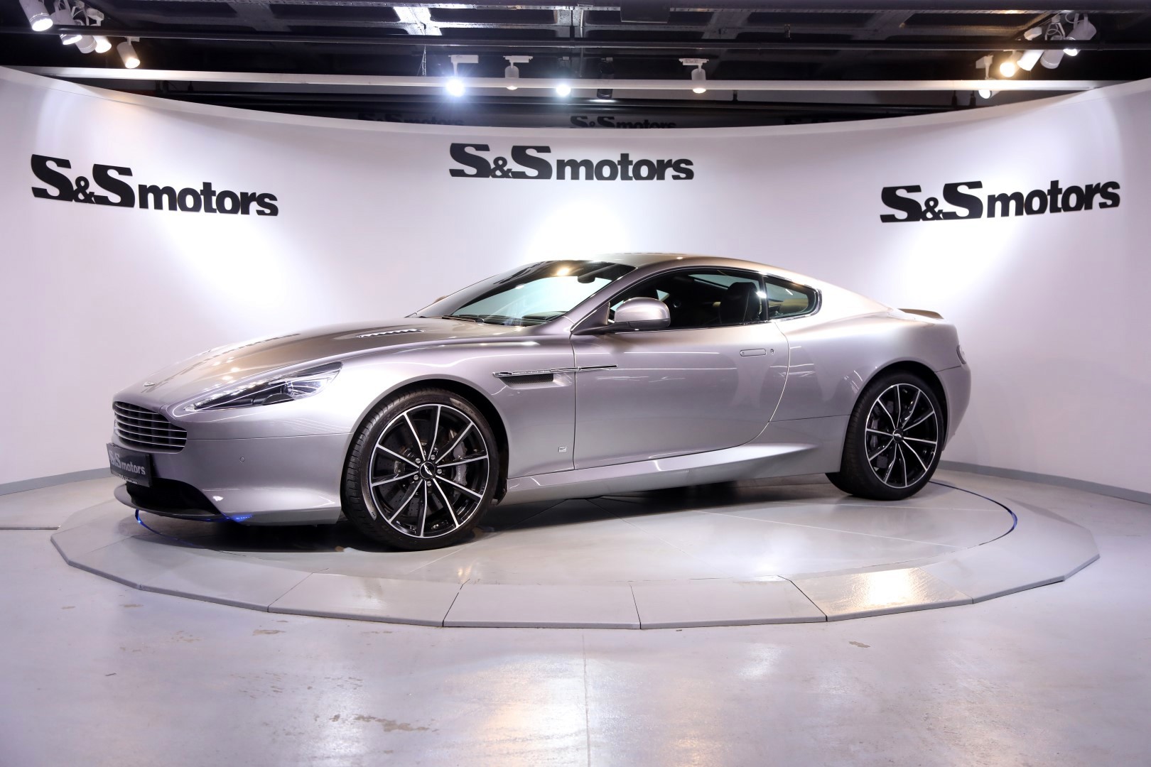 Aston Martin DB9 GT 007 Bond Edition