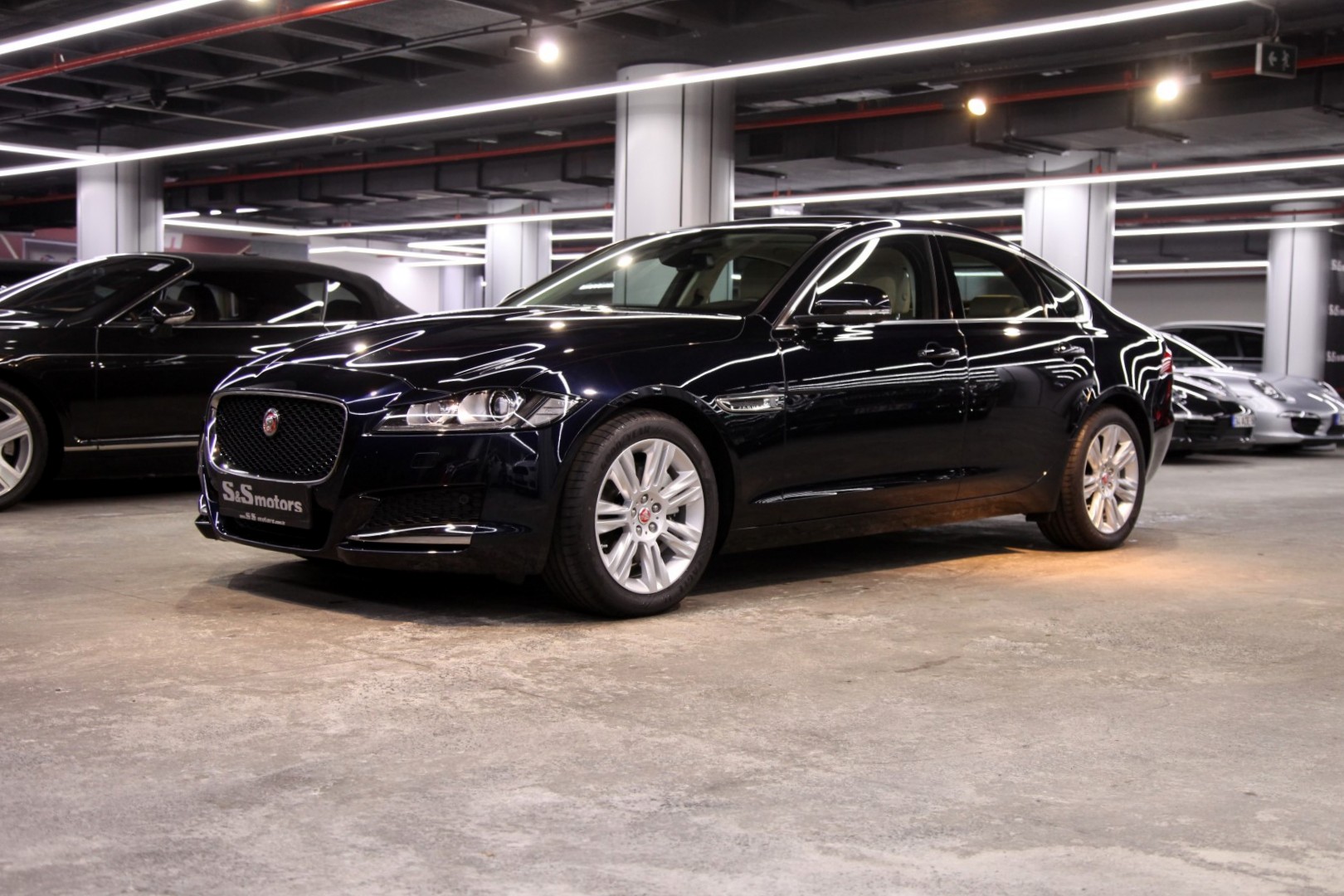 jaguar xf iç mekanı gece